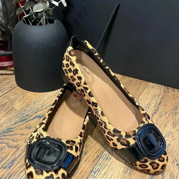 Clarks Unstructured Leopard Flats – Size 7 - Picture 6 of 11
